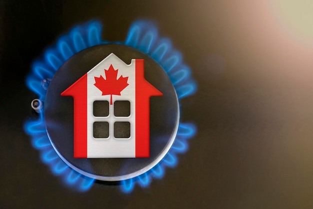 Kryzys gazowy Rosnące koszty mediów w Kanadzie Kryzys energetyczny Problemy z eksportem i importem w Kanadzie Koncepcja palnika gazowego i model domu są pokolorowane w kolorach flagi