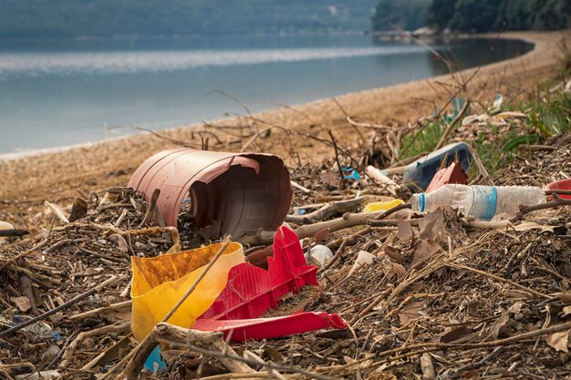 Zdjęcie krzesła i parasole na plaży