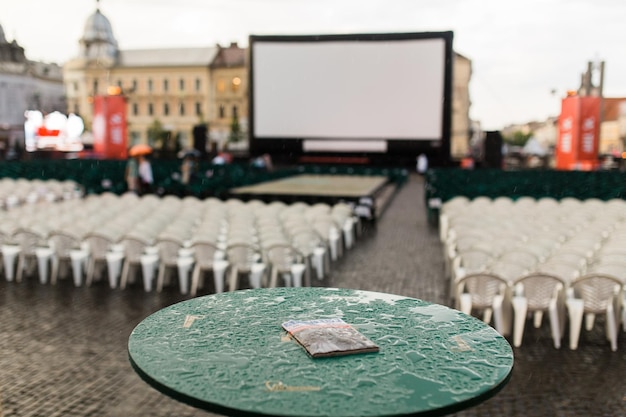 Zdjęcie krzesła i stół w kawiarni na chodniku przed budynkami w mieście