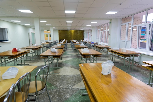 Krzesła i stoły jadalnia w szkole jest objęta kwarantanną izolacji