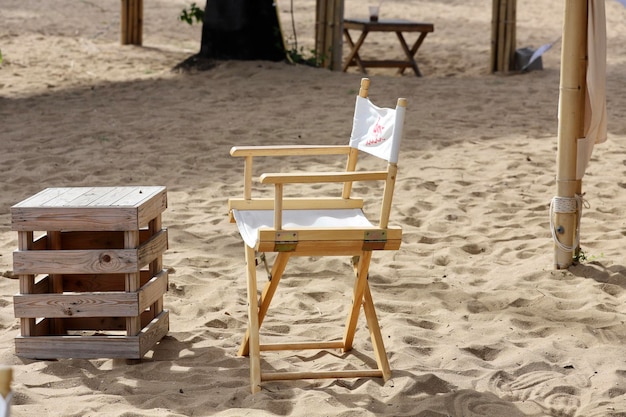 Zdjęcie krzesła i stoły na plaży