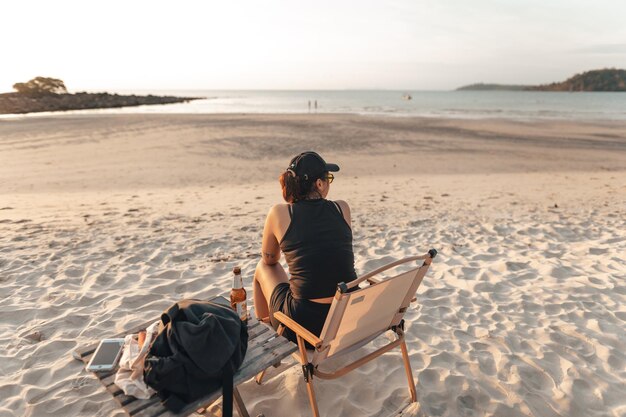 Krzesła kempingowe na plaży wieczorem