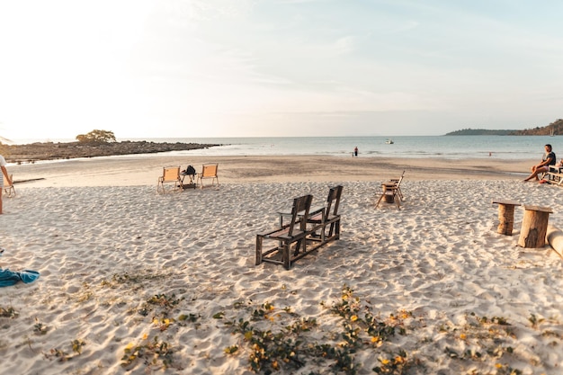 Krzesła kempingowe na plaży wieczorem