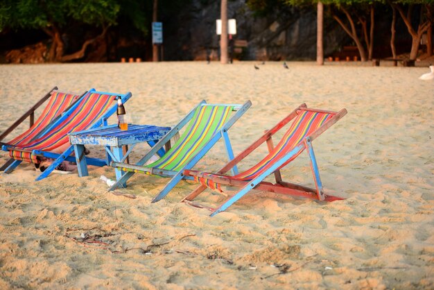 Zdjęcie krzesła na piasku na plaży