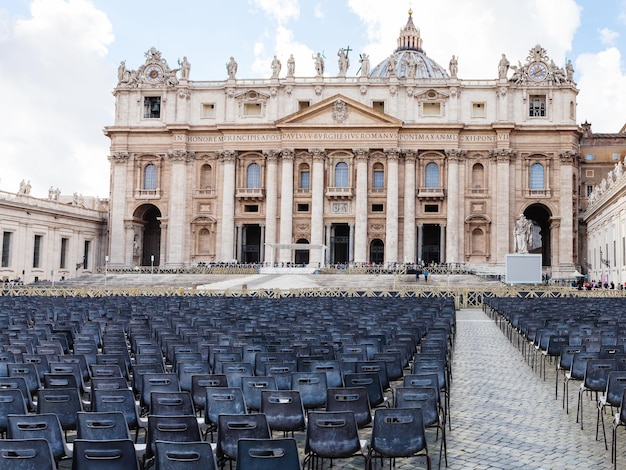 Krzesła na placu San Pietro w Watykanie