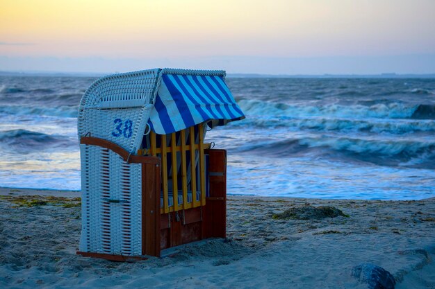 Zdjęcie krzesła na plaży na tle nieba podczas zachodu słońca