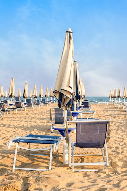 Krzesła na plaży na tle nieba