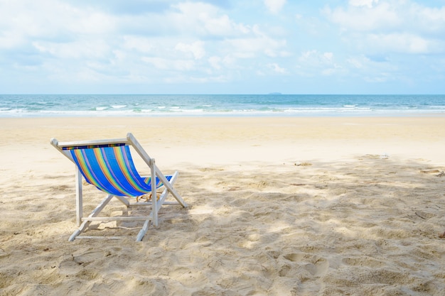 Krzesła na plaży w pobliżu morza. z widokiem na morze z niebieskim niebem na wakacjach