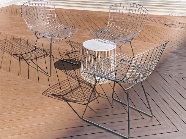 Krzesła ogrodowe wykonane z prętów ze stali nierdzewnej na drewnianej podłodze