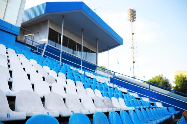 Krzesła plastikowe na trybunach stadionu sportowego Kibicuj na trybunach stadionu