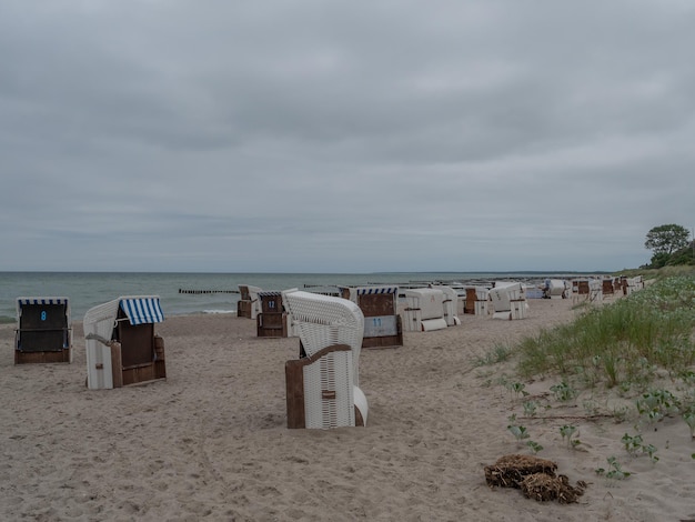 Zdjęcie krzesła z kapturem na plaży na tle nieba