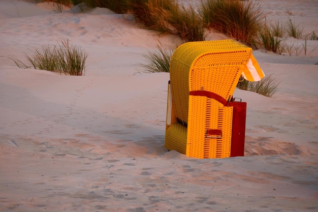 Zdjęcie krzesła z kapturem na plaży