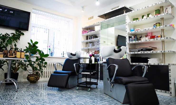 Zdjęcie krzesło do salonu fryzjerskiego. zbliżenie zdjęcie fotela fryzjerskiego w nowoczesnym salonie fryzjerskim.
