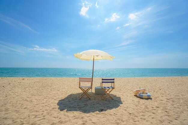 Zdjęcie krzesło i parasol na spokojnej plaży