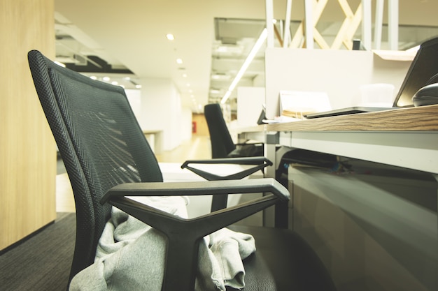 Krzesło i stół w biurze dla biznesu pracującego nad finansami