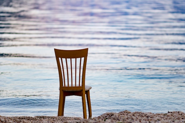 Zdjęcie krzesło na brzegu morza