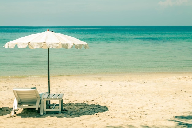 Krzesło na plaży na tle jasnego nieba