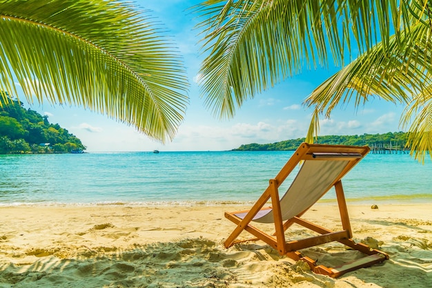 Zdjęcie krzesło na plaży na tle nieba