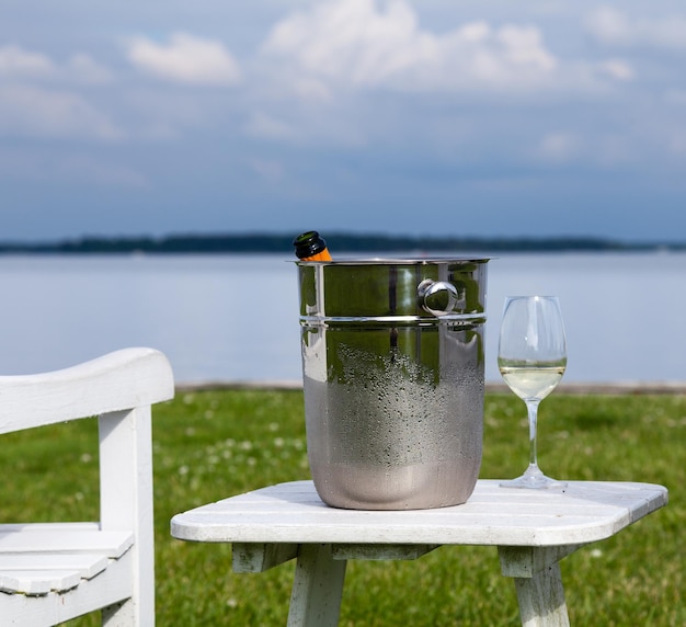 Krzesło ogrodowe i szampan nad zatoką Chesapeake