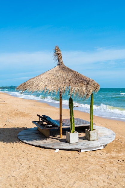 Krzesło plażowe i parasol na tle plaży morskiej