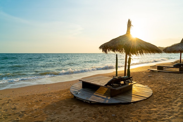 Krzesło plażowe i parasol na tle plaży morskiej