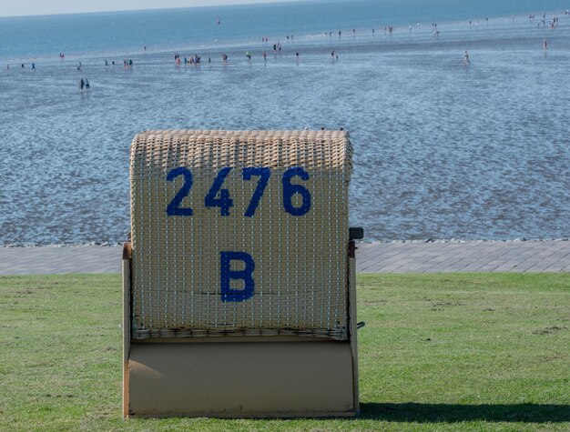 Zdjęcie krzesło plażowe z kapturem na brzegu