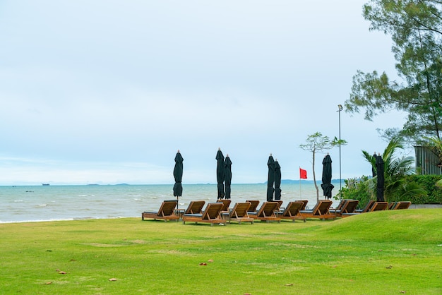 Krzesło plażowe z tłem plaży morskiej