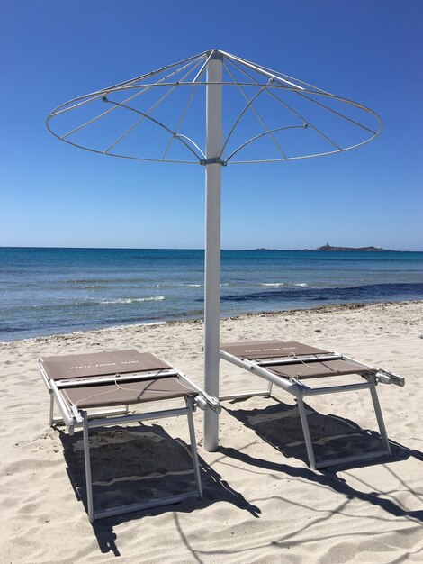 Zdjęcie krzesło ratownika na plaży przy jasnym niebie