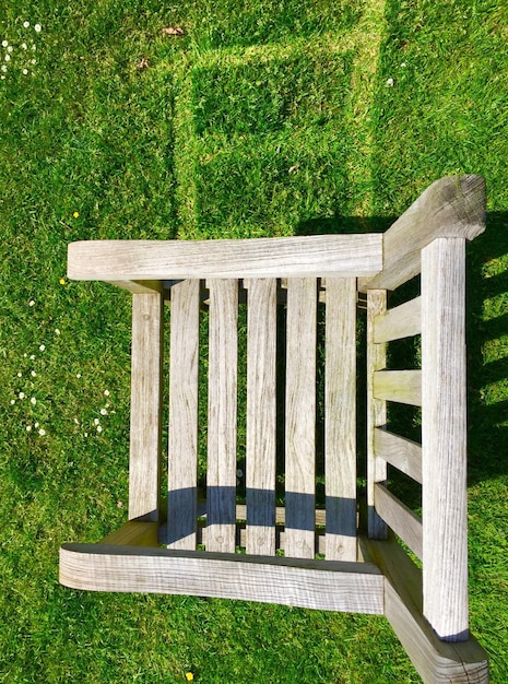 Zdjęcie krzesło w parku.