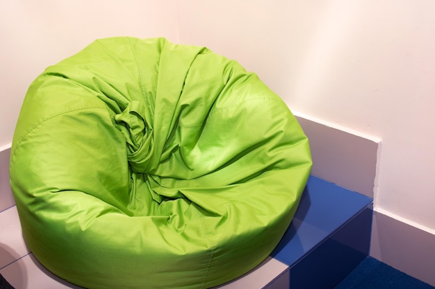 Krzesło Z Zieloną Fasolą W Pokoju