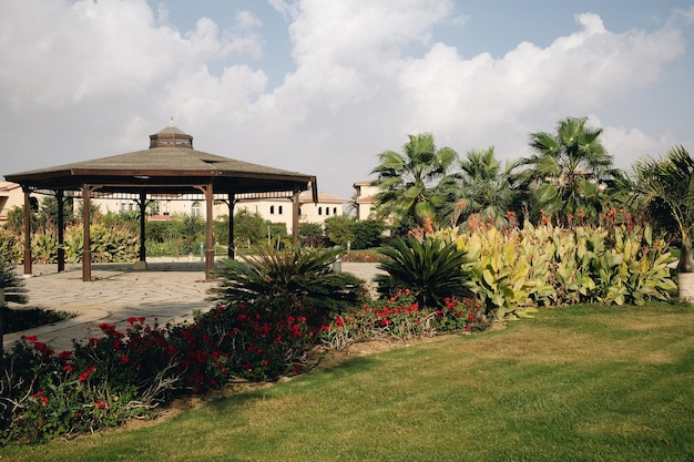Krzewy kwiatowe i domek ogrodowy w willach luksusowego kompleksu Madinaty w Egipcie