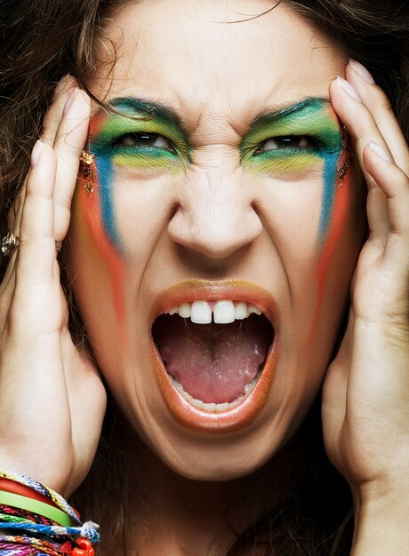 Zdjęcie krzycząca kobieta z kreatywnym profesjonalnym makijażem