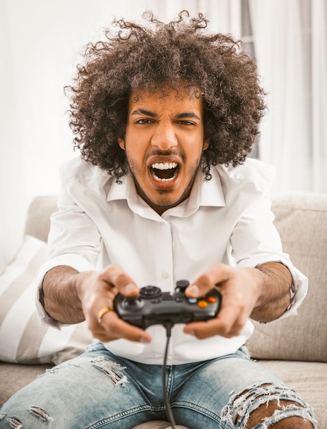 Krzyczące pędy graczy lub ataki w grze komputerowej.