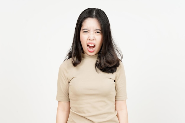 Krzyk i zły gest pięknej azjatyckiej kobiety na białym tle