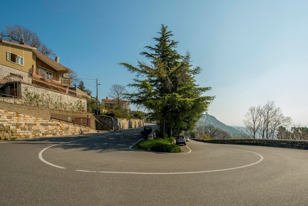 Krzywa na drodze wysoko w górach Triestu we Włoszech
