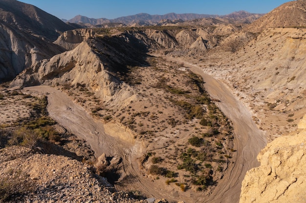 Krzywa ścieżki Pustynnego Kanionu Tabernas, Prowincja Almera, Andaluzja. Na Trekking Po Rambla Del Infierno