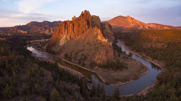 Zdjęcie krzywe meandry rzeki wokół geologii smith rock w stanie oregon