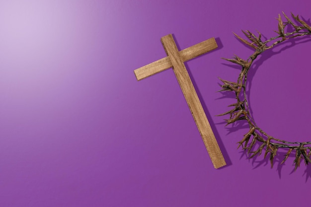 Krzyż chrześcijański i korona cierniowa