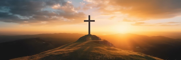Krzyż chrześcijański na wzgórzu na świeżym powietrzu o wschodzie słońca