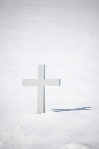 Zdjęcie krzyż na pokrytym śniegiem polu