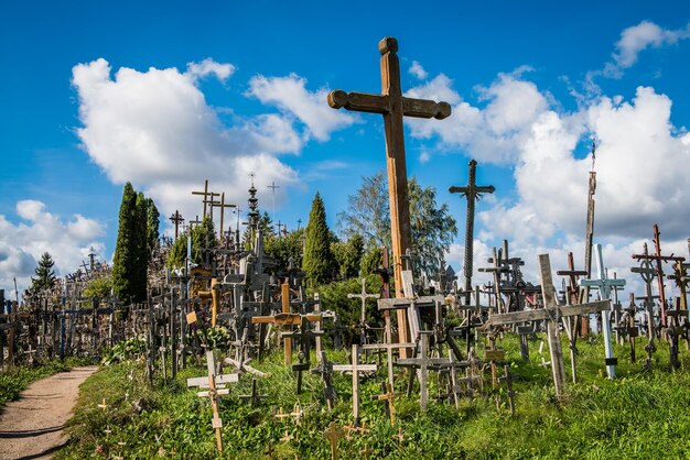 Zdjęcie krzyż na polu przeciwko niebu