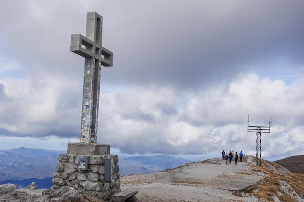 Krzyż na szczycie z wędrowcami na najwyższej górze dolnej austrii z niesamowitym widokiem i niebem