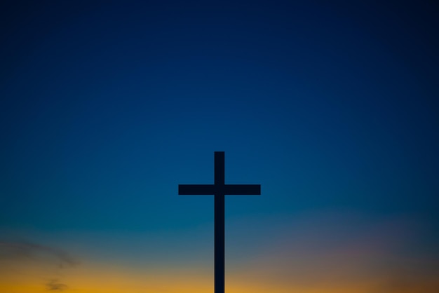 Zdjęcie krzyż na tle zachodu słońca