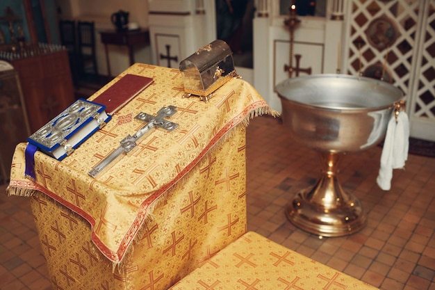 Zdjęcie krzyż prawosławny, biblia i naczynia w kościele. obrzęd ceremonii objawienia pańskiego.