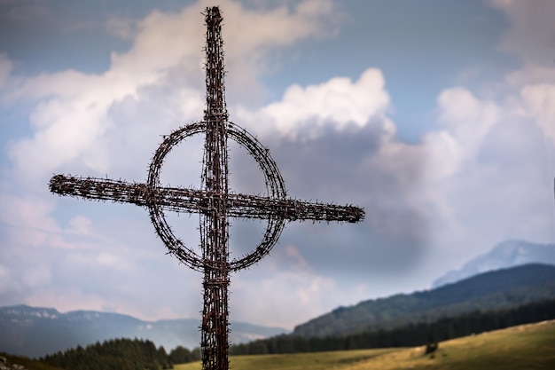 Zdjęcie krzyż z drutu kolczastego zbudowany na cześć żołnierzy poległych podczas wojny światowej