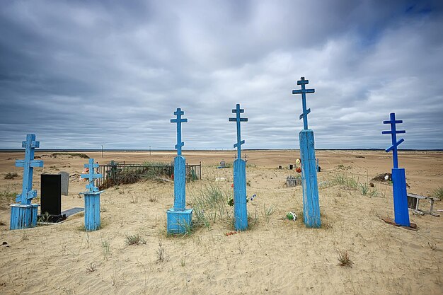 Zdjęcie krzyże grobowe na pustynnym cmentarzu / koncepcja zmian klimatycznych ocieplenie, katastrofa, apokalipsa, cmentarz chrześcijański
