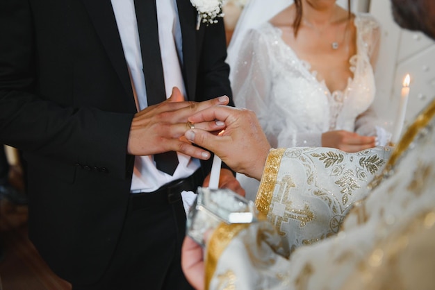 Ksiądz Podczas Ceremonii ślubnej Mszy Weselnej