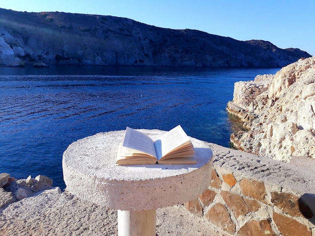 Zdjęcie książka na stole na nabrzeżu milos grecja wrzesień 2019