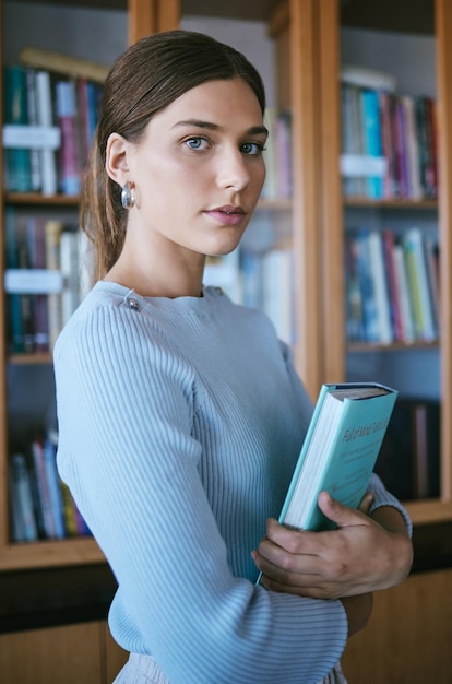 Książki edukacyjne lub student uniwersytetu w klasie biblioteki college'u lub kampusie szkolnym i cele stypendialne Portret dziewczyny lub ucząca się kobieta i sposób myślenia absolwenta podręcznika lub badania zeszytów