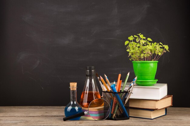 Książki koncepcyjne edukacji na biurku w audytorium